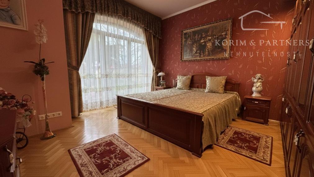 Dva samostatné rodinné domy tvoriace jeden celok – Rajka