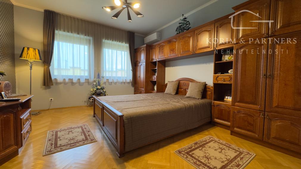 Dva samostatné rodinné domy tvoriace jeden celok – Rajka