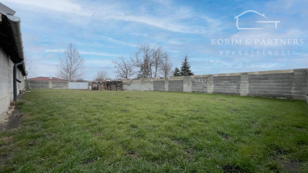 Dva samostatné rodinné domy tvoriace jeden celok – Rajka