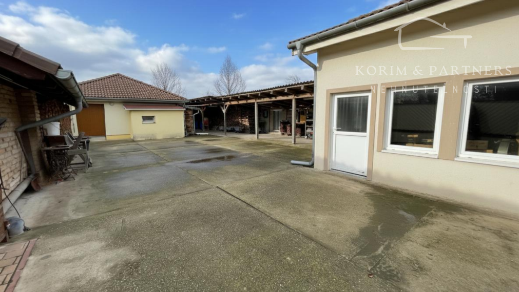 Dva samostatné rodinné domy tvoriace jeden celok – Rajka