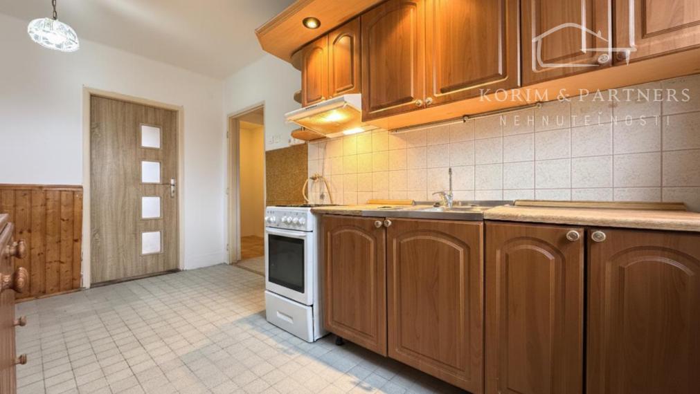 2-izbový tehlový byt v Komárne –  na bývanie či investične