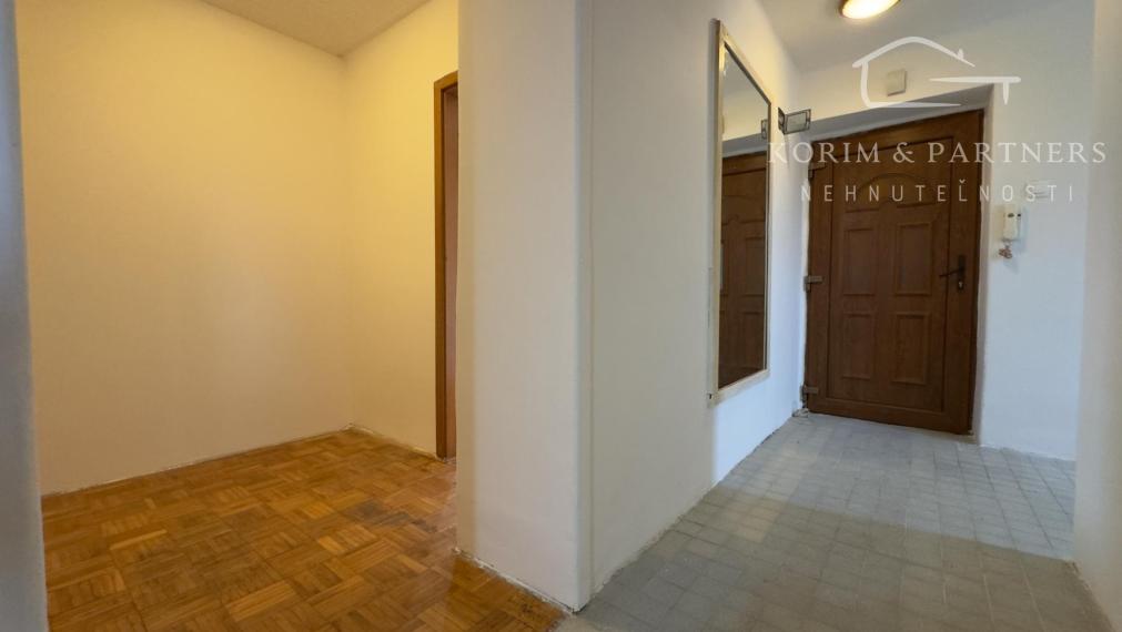 2-izbový tehlový byt v Komárne –  na bývanie či investične