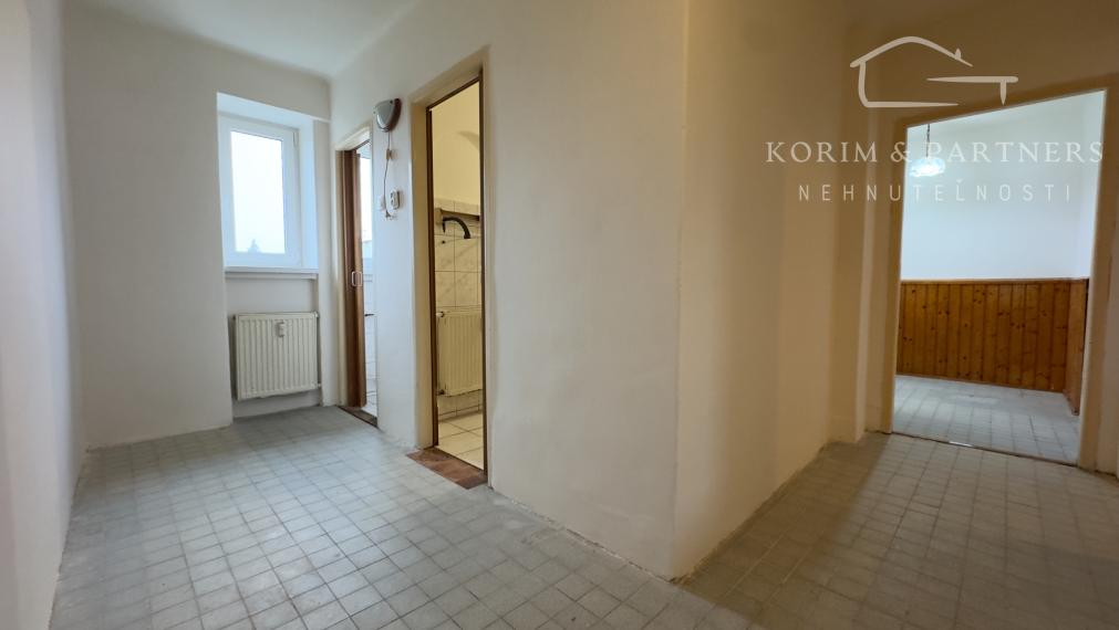 2-izbový tehlový byt v Komárne –  na bývanie či investične