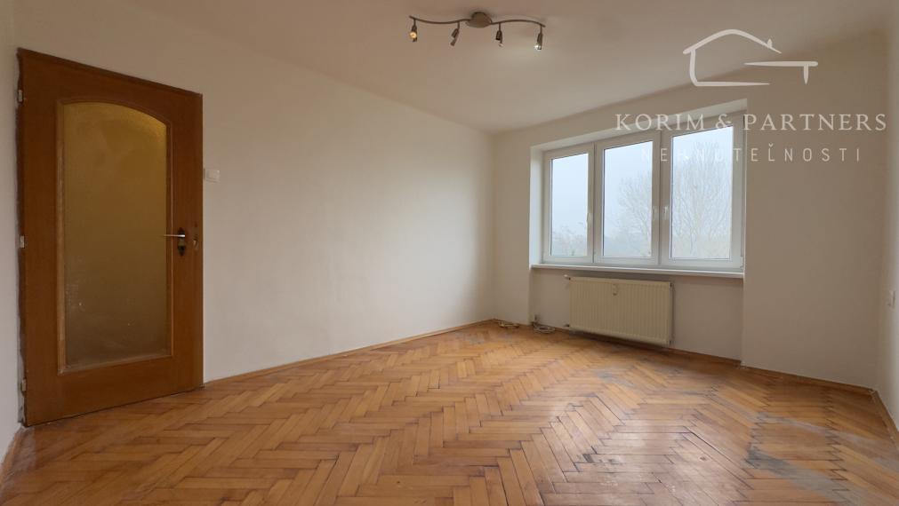 2-izbový tehlový byt v Komárne –  na bývanie či investične