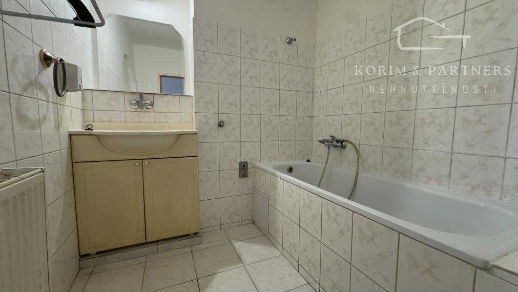 2-izbový tehlový byt v Komárne –  na bývanie či investične