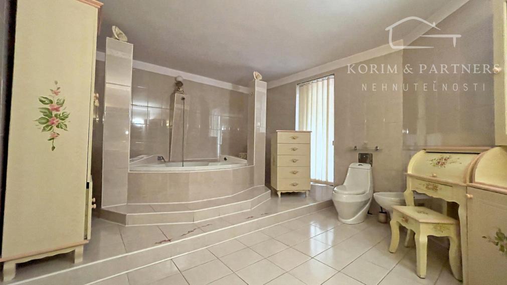 Priestranný rodinný dom s vlastným charakterom, Komárno