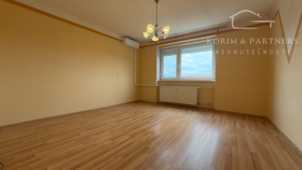 Svetlý 2-izbový tehlový byt – priestor pre bývanie alebo istý príjem z prenájmu