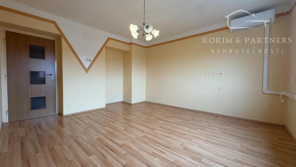 Svetlý 2-izbový tehlový byt – priestor pre bývanie alebo istý príjem z prenájmu