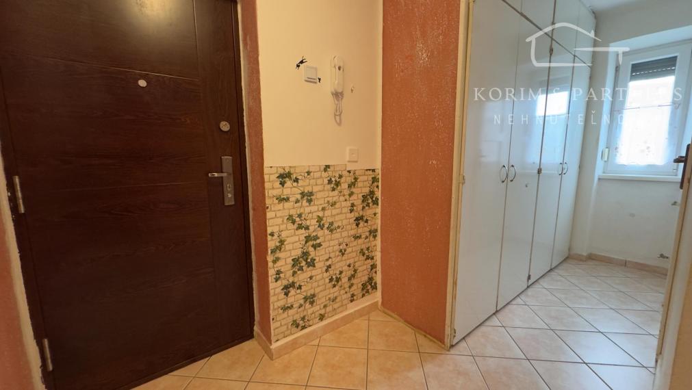 Svetlý 2-izbový tehlový byt – priestor pre bývanie alebo istý príjem z prenájmu