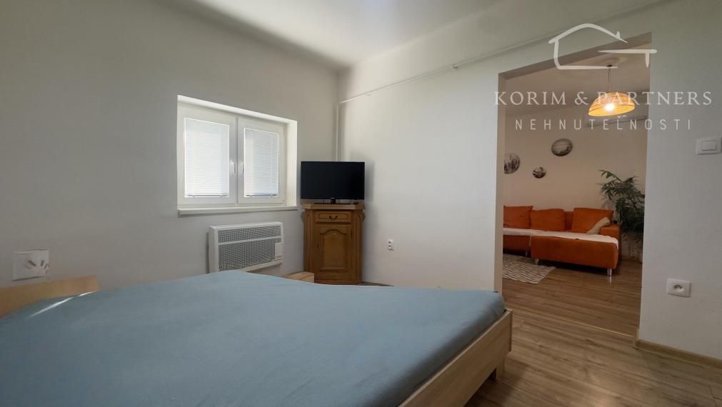 Útulný 2-izbový rodinný dom na prenájom so záhradou