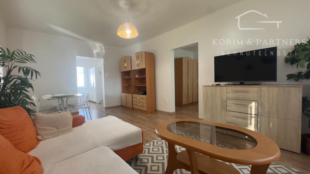 Útulný 2-izbový rodinný dom na prenájom so záhradou