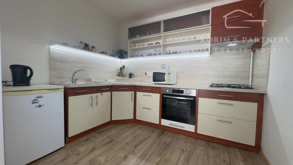 Útulný 2-izbový rodinný dom na prenájom so záhradou