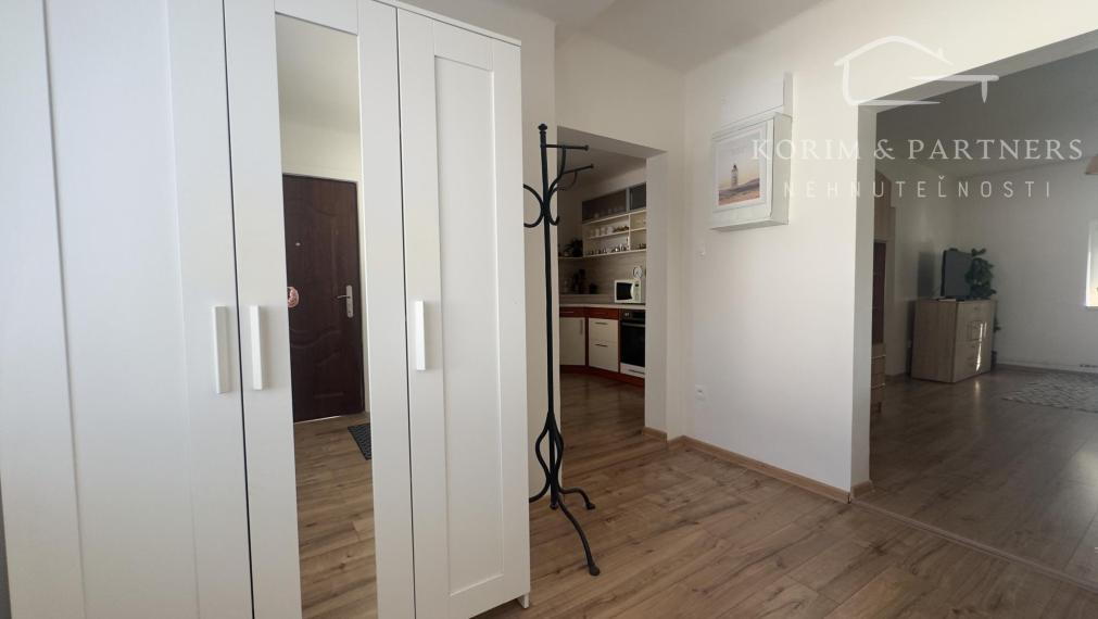 Útulný 2-izbový rodinný dom na prenájom so záhradou