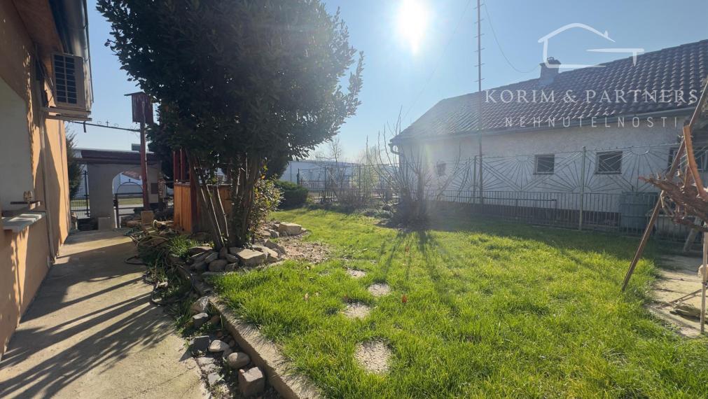 Útulný 2-izbový rodinný dom na prenájom so záhradou