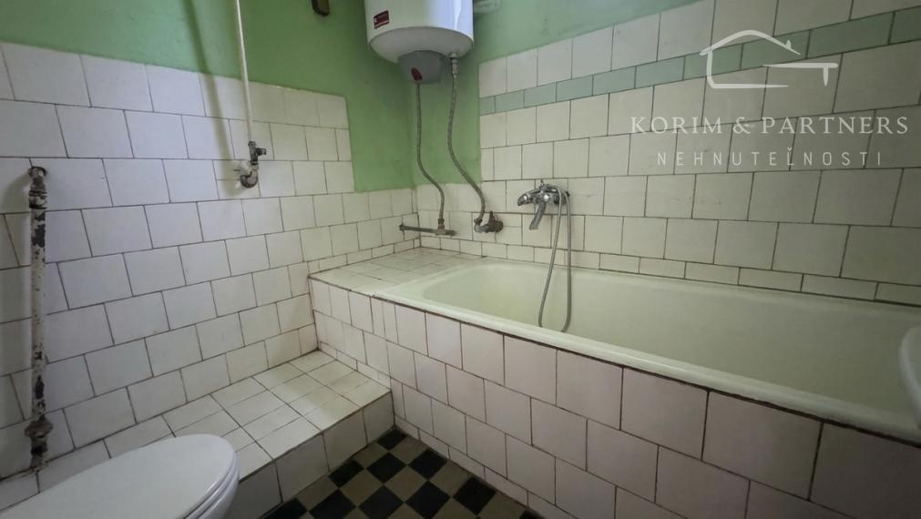 Dom s veľkým pekným pozemkom za 33 000 € – Vrbová nad Váhom