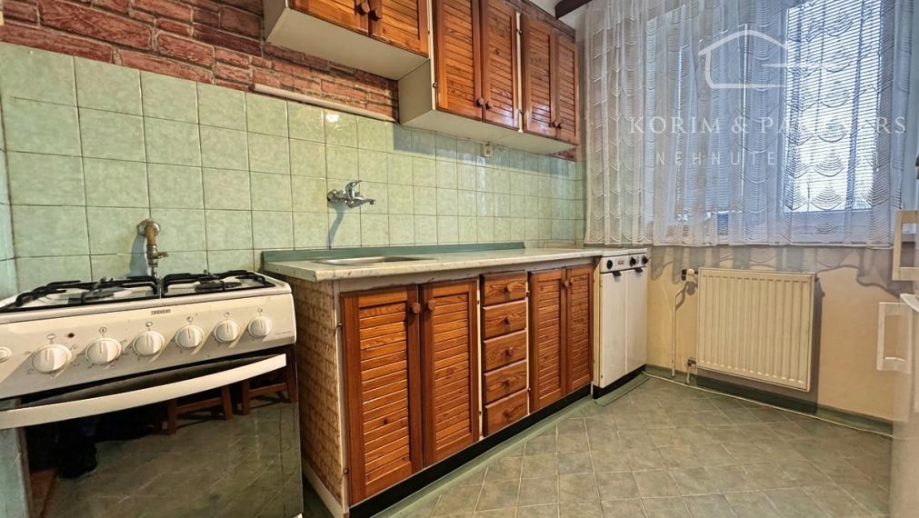 Priestranný 3-izbový tehlový byt s garážou, vlastným kúrením a balkónom