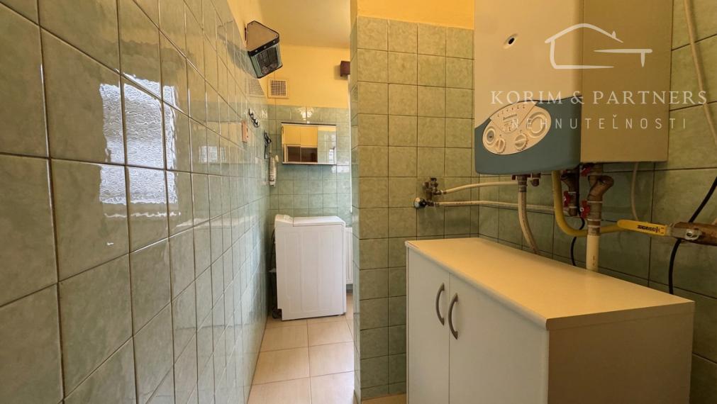 Priestranný 3-izbový tehlový byt s garážou, vlastným kúrením a balkónom