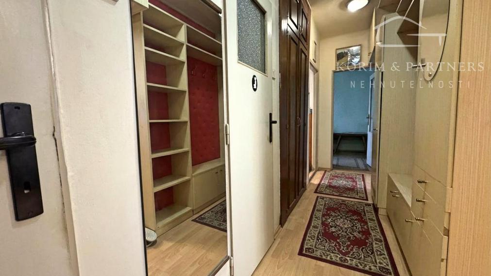 Priestranný 3-izbový tehlový byt s garážou, vlastným kúrením a balkónom