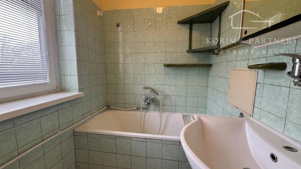 Priestranný 3-izbový tehlový byt s garážou, vlastným kúrením a balkónom