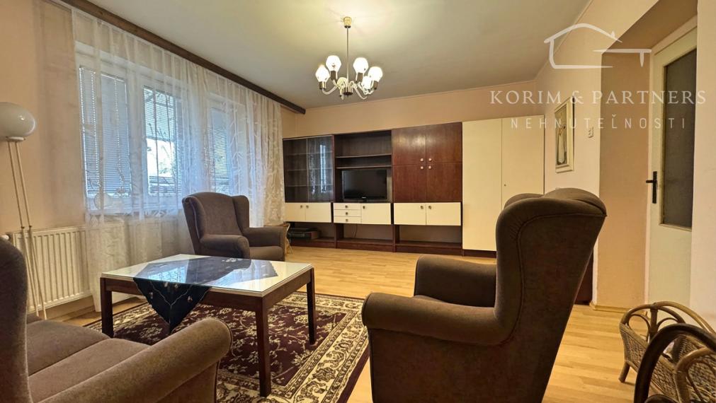 Priestranný 3-izbový tehlový byt s garážou, vlastným kúrením a balkónom