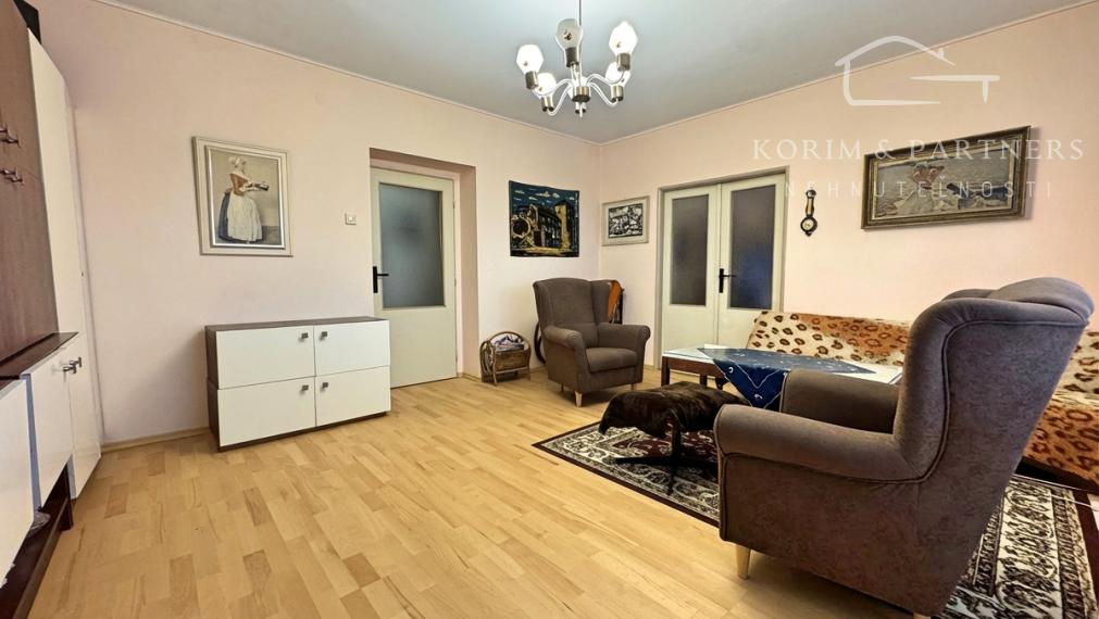 Priestranný 3-izbový tehlový byt s garážou, vlastným kúrením a balkónom