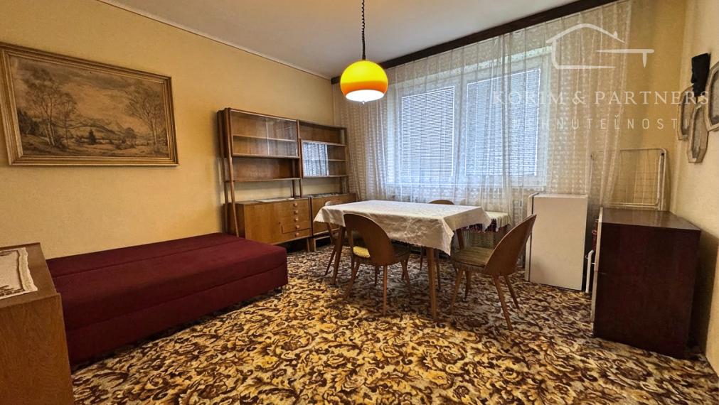 Priestranný 3-izbový tehlový byt s garážou, vlastným kúrením a balkónom