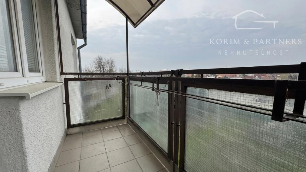 Priestranný 3-izbový tehlový byt s garážou, vlastným kúrením a balkónom