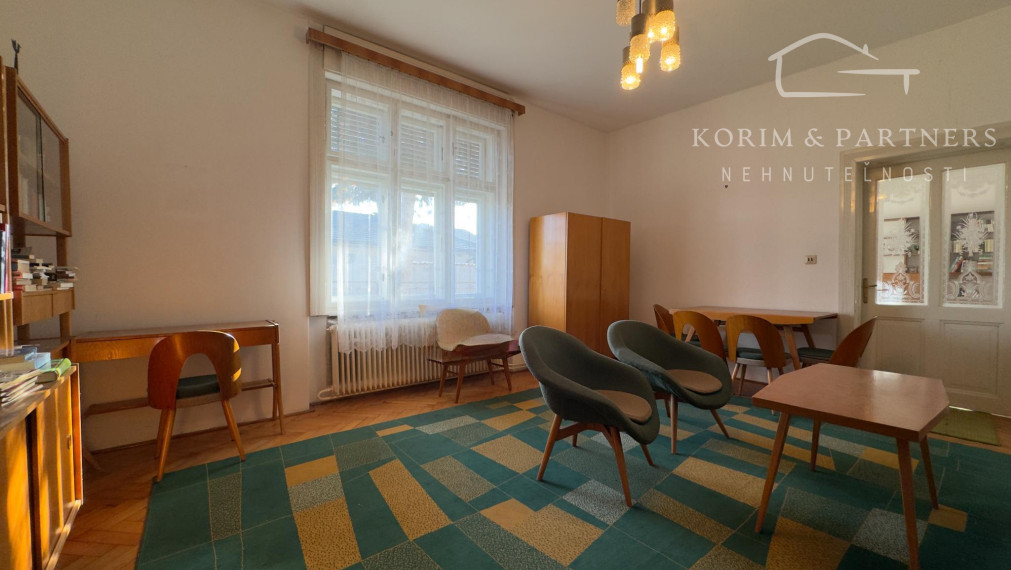 Poctivý tehlový dom s veľkými izbami a vysokými stropmi v tichej ulici v Iži