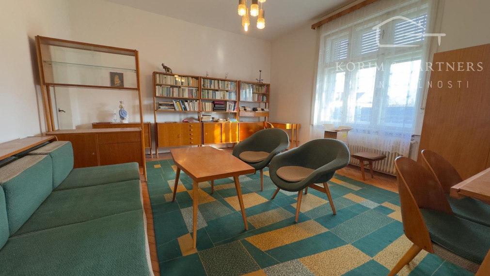 Poctivý tehlový dom s veľkými izbami a vysokými stropmi v tichej ulici v Iži