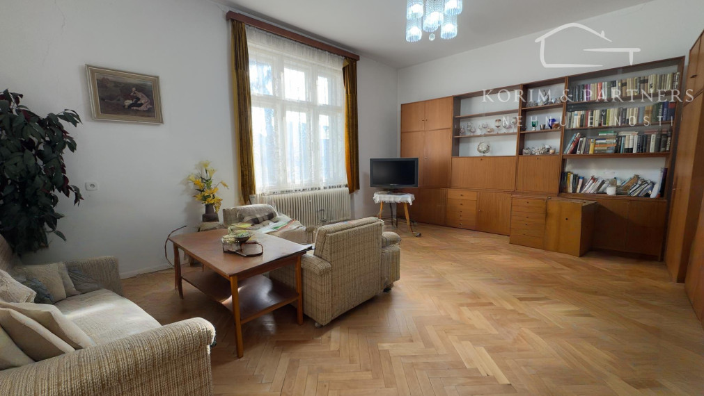 Poctivý tehlový dom s veľkými izbami a vysokými stropmi v tichej ulici v Iži