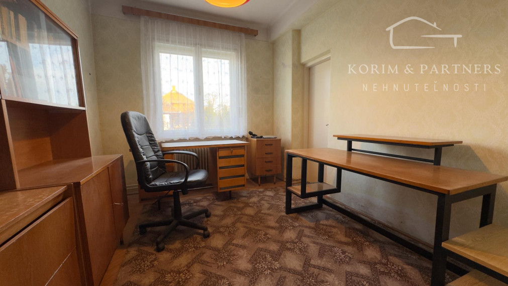 Poctivý tehlový dom s veľkými izbami a vysokými stropmi v tichej ulici v Iži