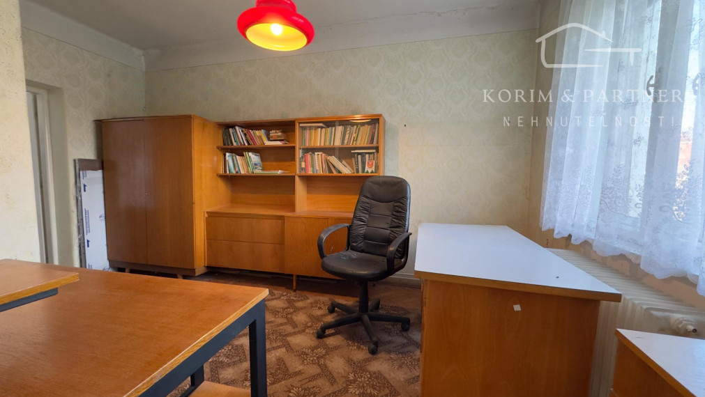 Poctivý tehlový dom s veľkými izbami a vysokými stropmi v tichej ulici v Iži