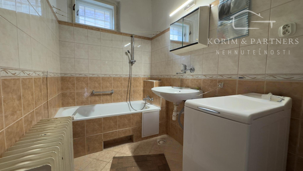 Poctivý tehlový dom s veľkými izbami a vysokými stropmi v tichej ulici v Iži