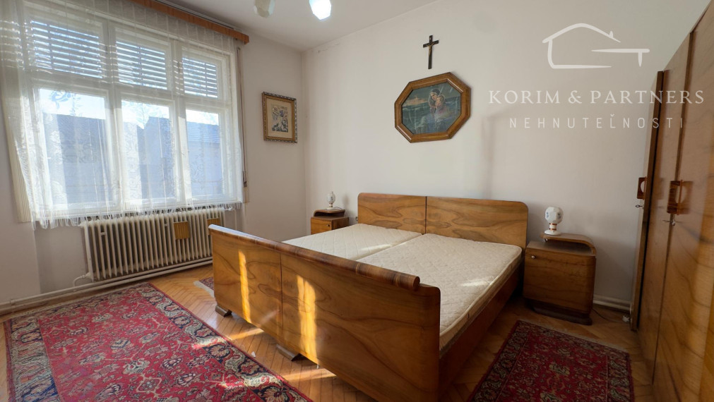 Poctivý tehlový dom s veľkými izbami a vysokými stropmi v tichej ulici v Iži