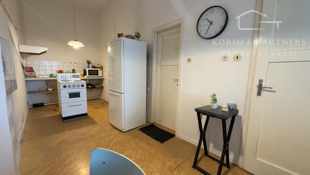 Poctivý tehlový dom s veľkými izbami a vysokými stropmi v tichej ulici v Iži