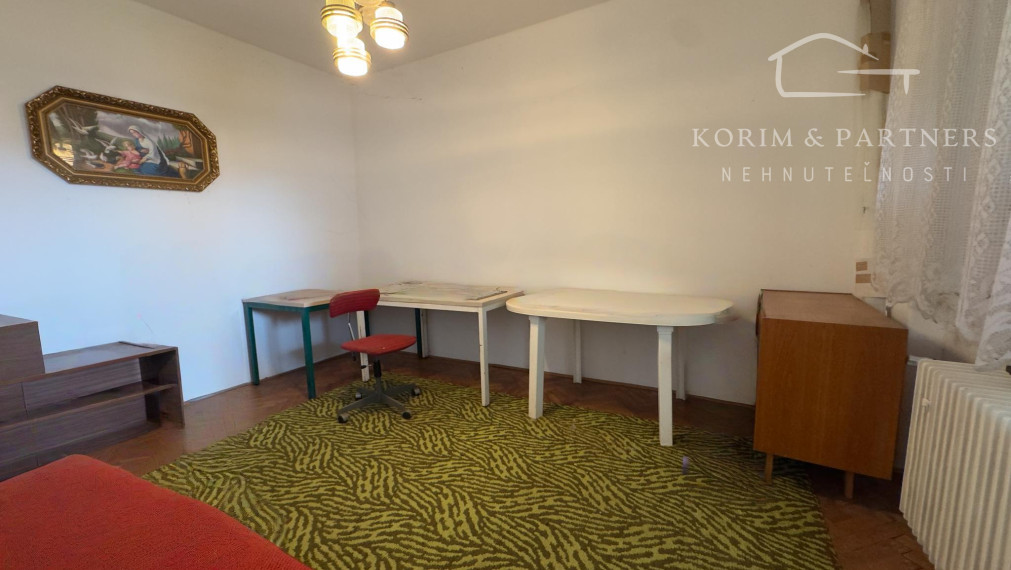 Poctivý tehlový dom s veľkými izbami a vysokými stropmi v tichej ulici v Iži