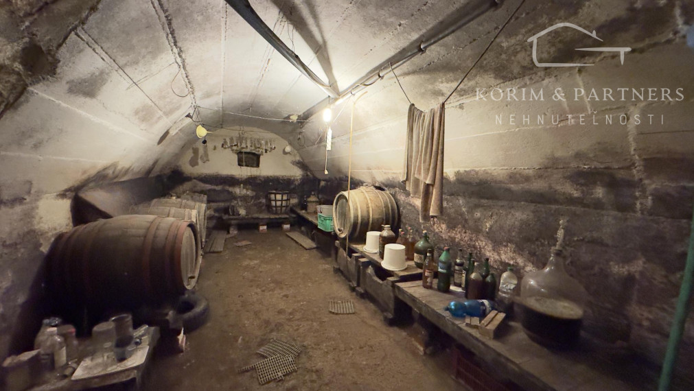 Poctivý tehlový dom s veľkými izbami a vysokými stropmi v tichej ulici v Iži