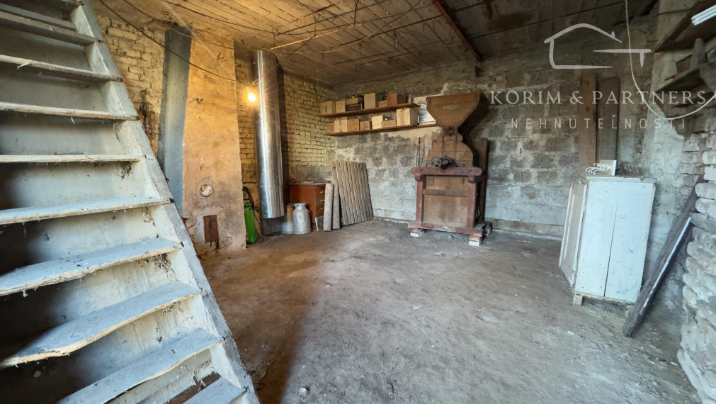 Poctivý tehlový dom s veľkými izbami a vysokými stropmi v tichej ulici v Iži