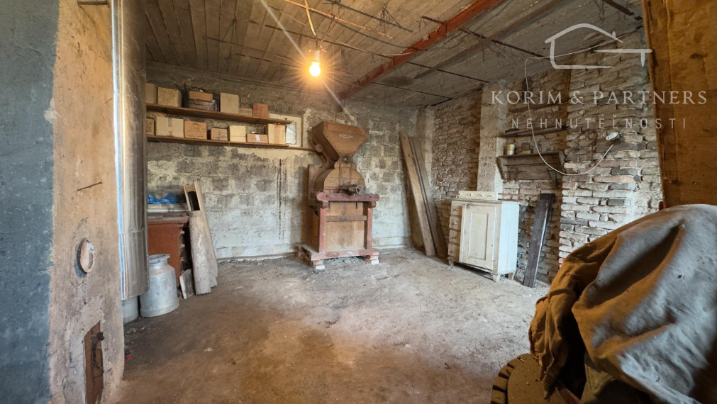 Poctivý tehlový dom s veľkými izbami a vysokými stropmi v tichej ulici v Iži