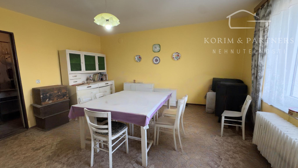 Poctivý tehlový dom s veľkými izbami a vysokými stropmi v tichej ulici v Iži