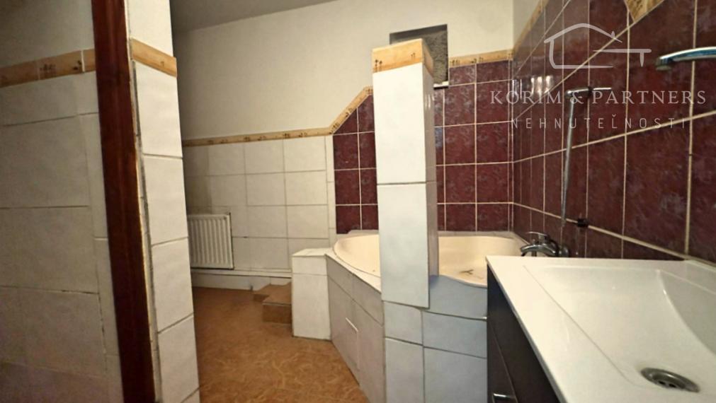 Rodinný dom s veľkým pozemkom a 2. bytovou jednotkou – Iža