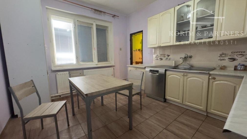 Rodinný dom s veľkým pozemkom a 2. bytovou jednotkou – Iža