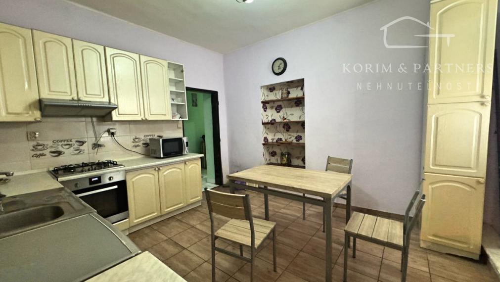 Rodinný dom s veľkým pozemkom a 2. bytovou jednotkou – Iža