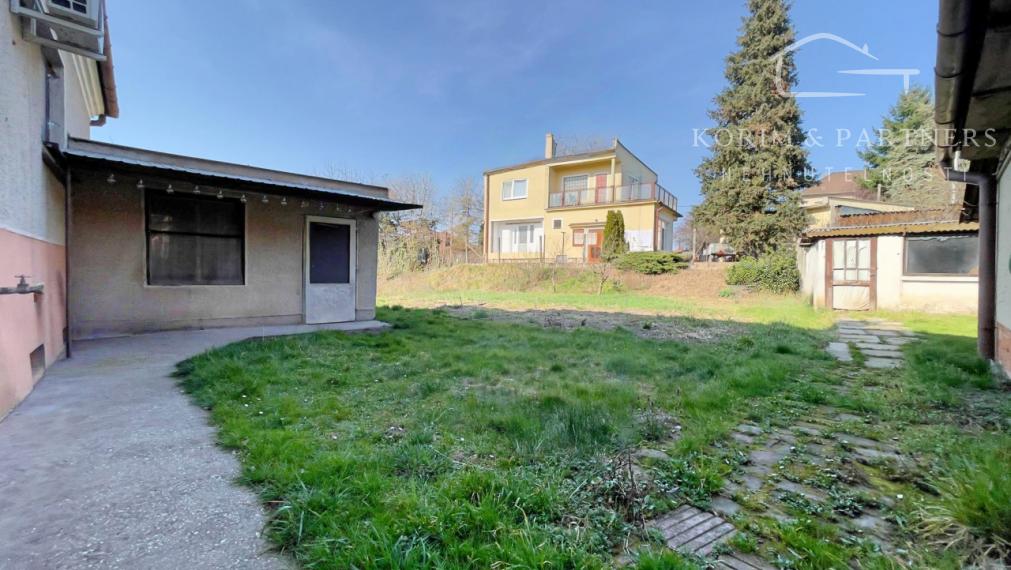 Zrekonštruovaný dom s veľkým pozemkom, Hurbanovo