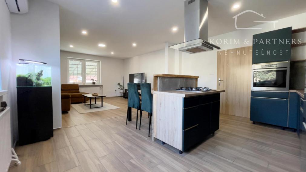 Zrekonštruovaný dom s veľkým pozemkom, Hurbanovo