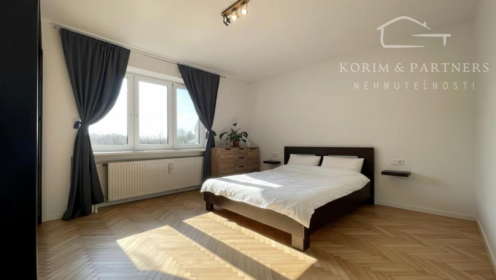 Zrekonštruovaný dom s veľkým pozemkom, Hurbanovo