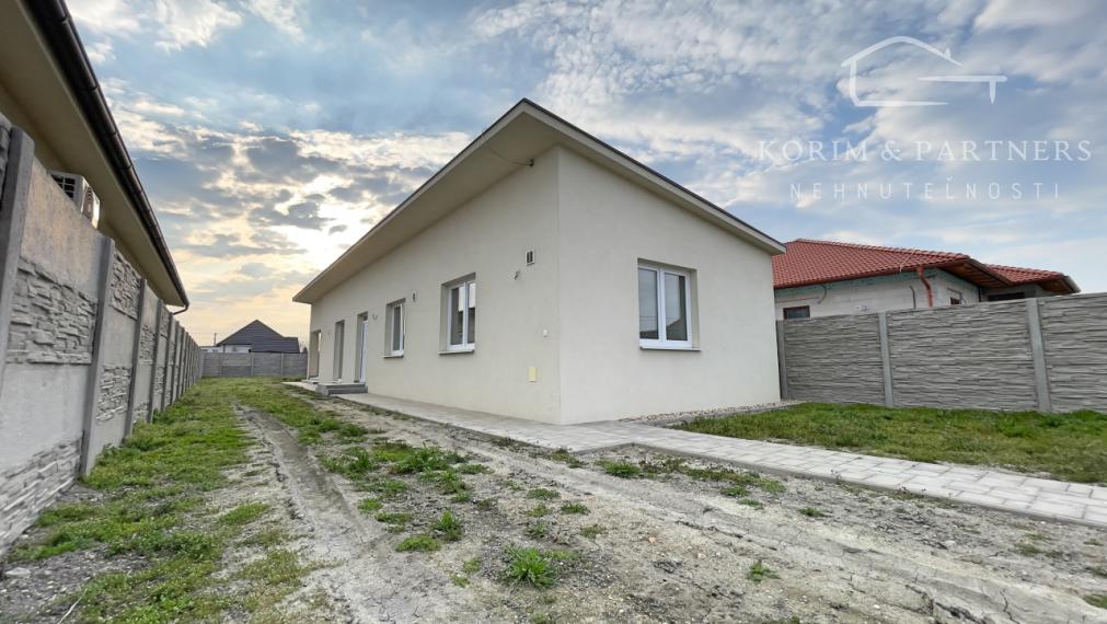 Novostavba s terasou, pokoj a súkromie v obci Trávnik