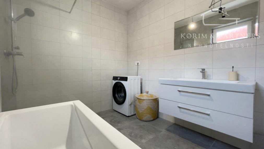 Novostavba s terasou, pokoj a súkromie v obci Trávnik