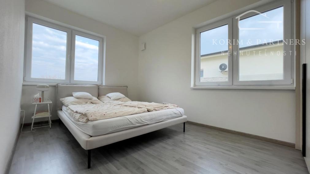 Novostavba s terasou, pokoj a súkromie v obci Trávnik