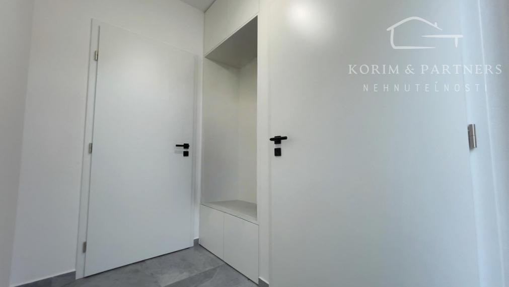 Novostavba s terasou, pokoj a súkromie v obci Trávnik